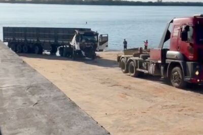Imagem da notícia Caminhão com 39 toneladas de fertilizantes afunda no Rio Paraná e é retirado após operação com mergulhadores